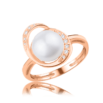 обзорное фото Золотое кольцо с жемчугом и фианитами 029495 Золотые кольца с жемчугом обзорное фото Золотое кольцо с жемчугом и фианитами 029495  Золотые кольца с жемчугом