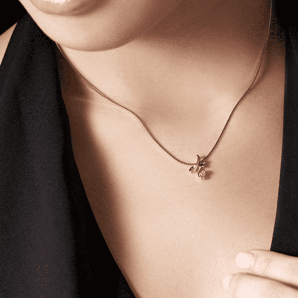 подвеска буква Н с бриллиантом фото на моделе подвеска буква Н с бриллиантом фото на моделе