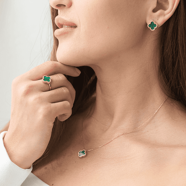 олотое колье с малахитом Клевер олотое колье с малахитом Клевер