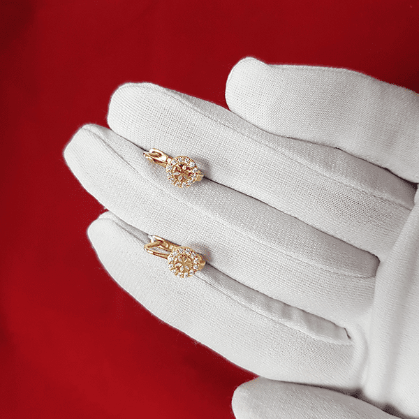 Дитячі золоті сережки з фіанітами Сніжинки 031511 детальне зображення ювелірного виробу
