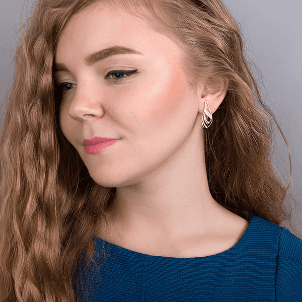 серьги золотые на ухе серьги золотые на ухе