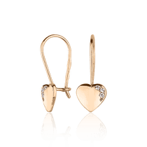 обзорное фото Золотые серьги в виде сердечек с фианитами Маленькая Фея 030538 Серьги с камнями обзорное фото Золотые серьги в виде сердечек с фианитами Маленькая Фея 030538  Серьги с камнями