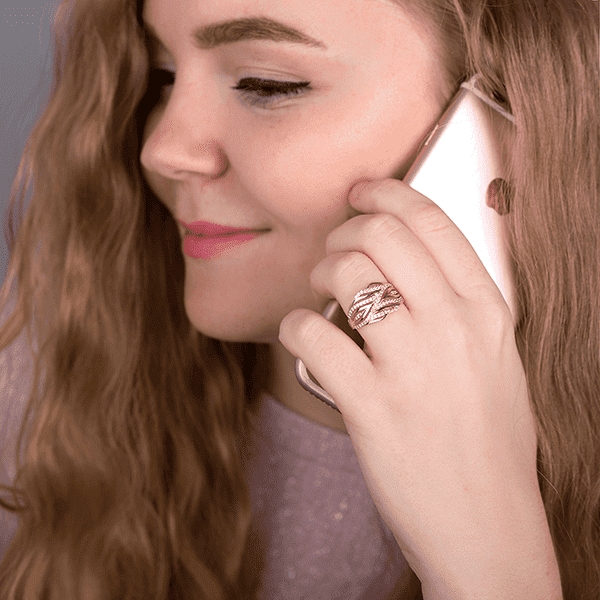 Кольцо женское на руке  Кольцо женское на руке