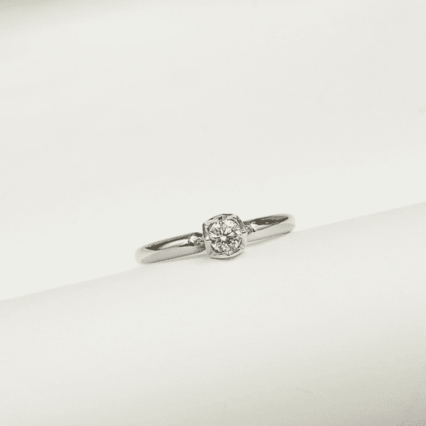 Кольцо с бриллиантом. Фото.