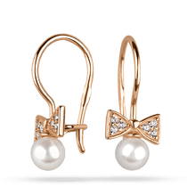 обзорное фото Золотые детские серьги Принцесса, бантик с фианитами и жемчуженкой 040598 Золотые детские сережки обзорное фото Золотые детские серьги Принцесса, бантик с фианитами и жемчуженкой 040598  Золотые детские сережки