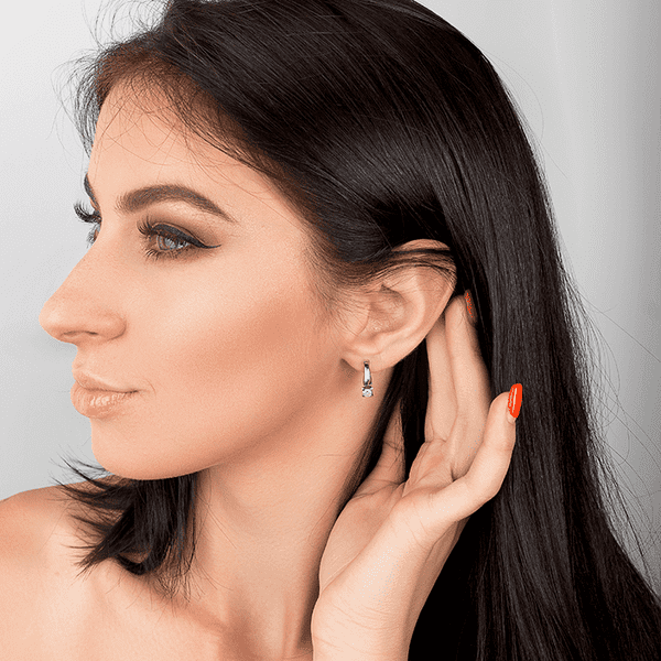 Золотые серьги на ухе Золотые серьги на ухе