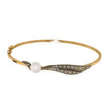 обзорное фото Золотой браслет жесткий с жемчугом 820041 Золотые браслеты с жемчугом обзорное фото Золотой браслет жесткий с жемчугом 820041  Золотые браслеты с жемчугом