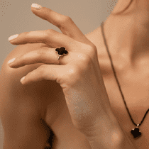 обзорное фото Золотое кольцо с черной эмалью Четырехлистник 032252 Золотые кольца с эмалью обзорное фото Золотое кольцо с черной эмалью Четырехлистник 032252  Золотые кольца с эмалью