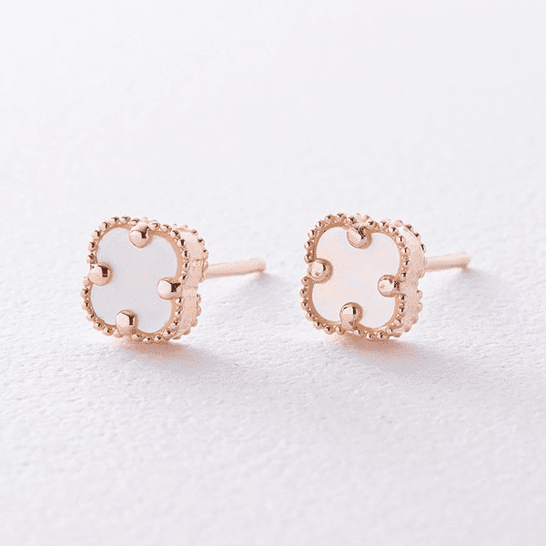 Серьги-пусеты "Клевер" в желтом золоте с перламутром 041075 детальное изображение ювелирного изделия Золотые серьги с перламутром Серьги-пусеты "Клевер" в желтом золоте с перламутром 041075 детальное изображение ювелирного изделия Золотые серьги с перламутром