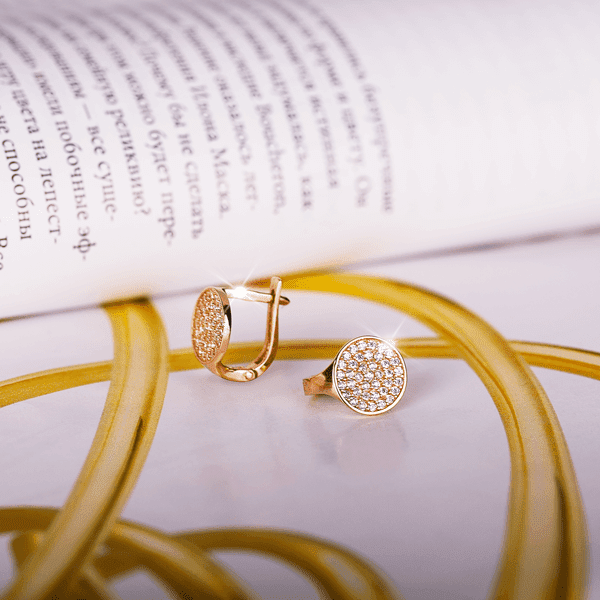 Золотые серьги с фианитами с английским замком 030706 Золотые серьги с фианитами с английским замком 030706