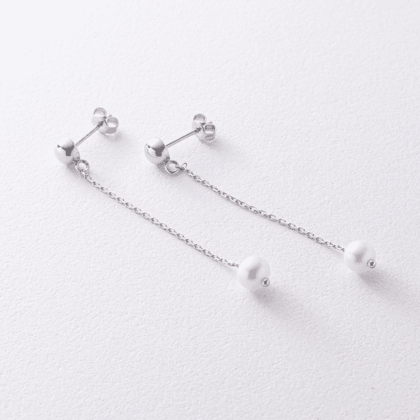 Пусети в білому золоті з перлинкою на довгому ланцюжку 040998 детальне зображення ювелірного виробу Пусети в білому золоті з перлинкою на довгому ланцюжку 040998 детальне зображення ювелірного виробу