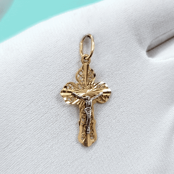 Гарний золотий ажурний хрест з алмазним гравіюванням і розп'яттям 027047 детальне зображення ювелірного виробу