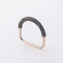 обзорное фото Изысканное геометрическое кольцо в желтом золоте с черными бриллиантами 040958  Золотые кольца с черным бриллиантом