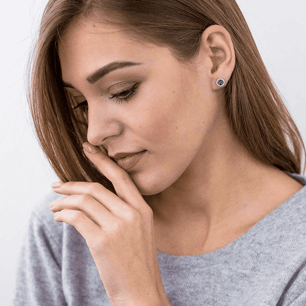 Золотые гвоздики с лондон топазом на моделе Золотые гвоздики с лондон топазом на моделе