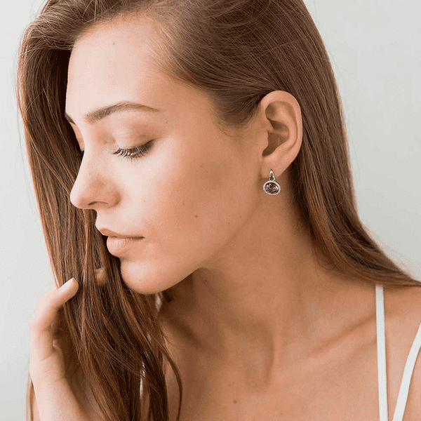 Серьги из белого золота 585 с топазом Лондон и бриллиантами на ухе Серьги из белого золота 585 с топазом Лондон и бриллиантами на ухе