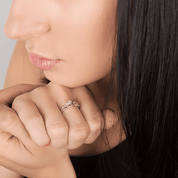 Золотое кольцо корона на руке Золотое кольцо корона на руке