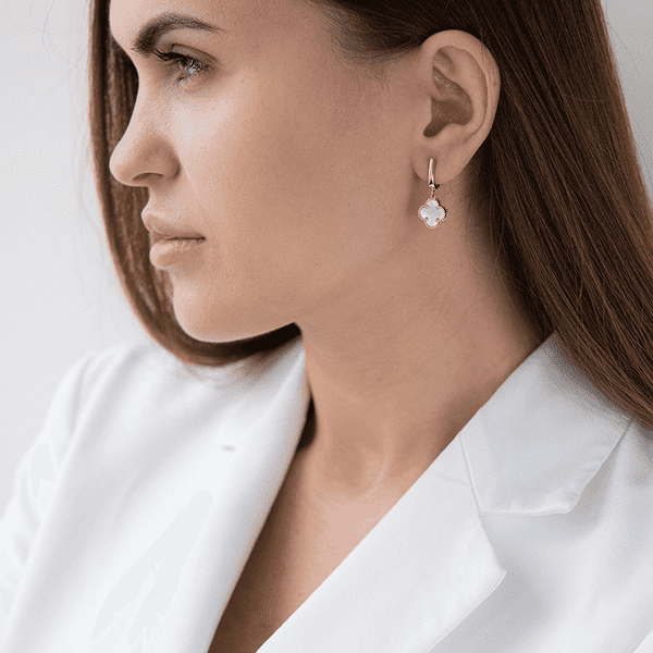 Золотые серьги клевер с перламутром фото на ушке Золотые серьги клевер с перламутром фото на ушке