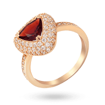 обзорное фото Золотое кольцо с гранатом огранки трилиант и россыпью фианитов 040893  Золотые кольца с гранатом