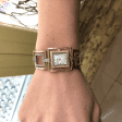 золотые часы с широким браслетом фото на руке