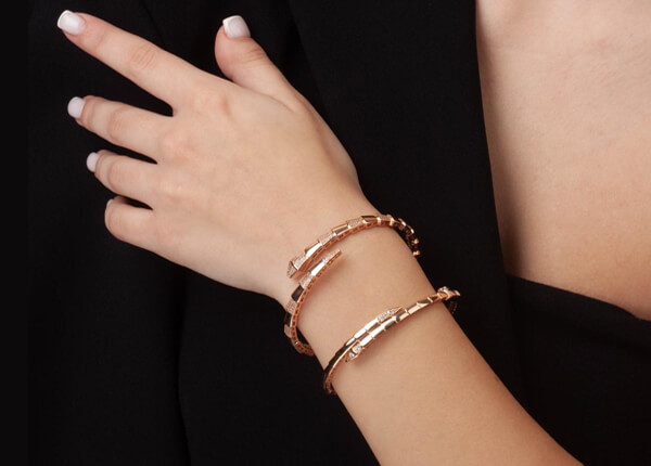 Золотые жесткие браслеты – стиль имеет значение