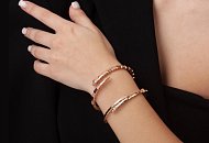 Фото. Золотые жесткие браслеты – стиль имеет значение