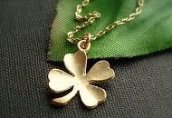 Фото. Украшение с клевером – стильный аксессуар и символ удачи